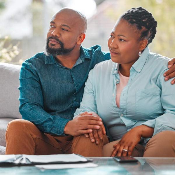 pareja sentada en el sofa